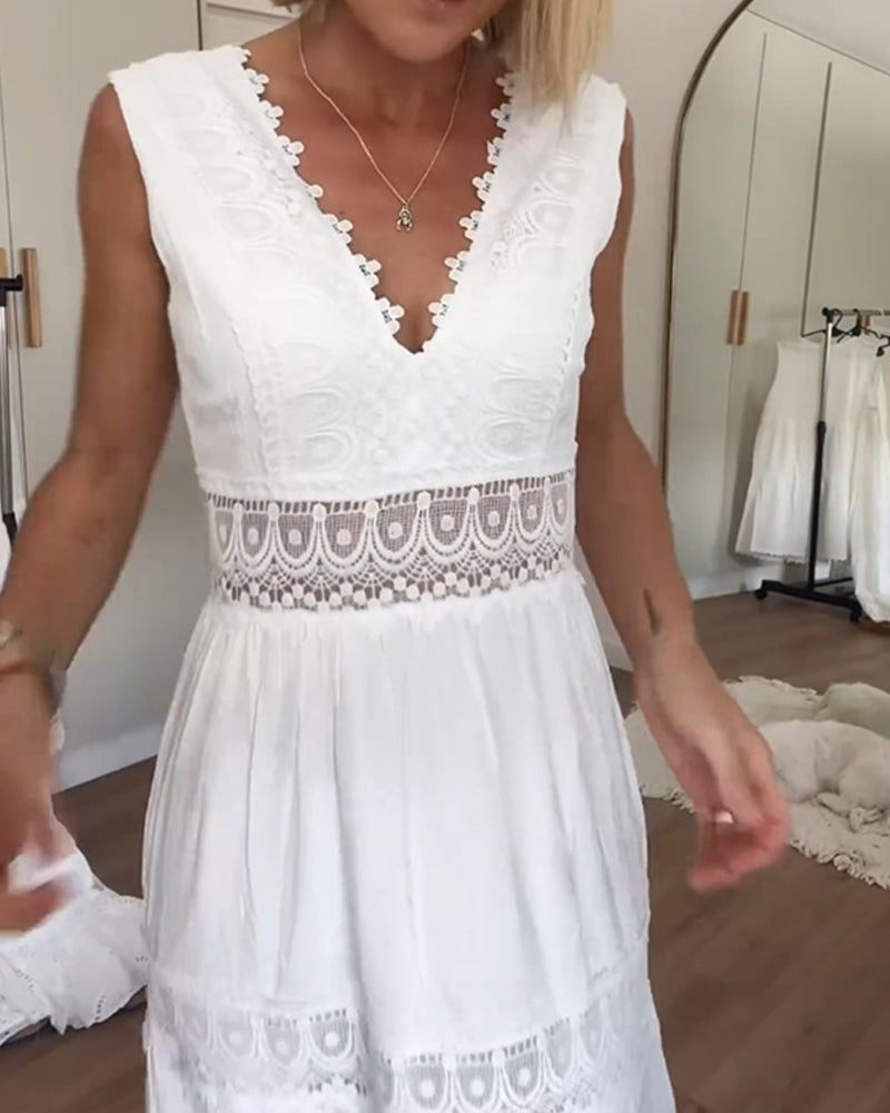 FIORA | LACE DRESS WITH V-NECKLINE